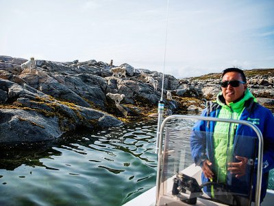Kunuk Abelsen, 27 ans, quitte en bateau une île où se trouvent ses chiens au Groenland, le 19 août 2019 - Jonathan NACKSTRAND [AFP]