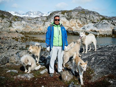 Kunuk Abelsen, un chasseur de 27 ans, pose avec ses chiens du Groenland, le 19 août 2019 à Kulusuk (Groenland) - Jonathan NACKSTRAND [AFP]