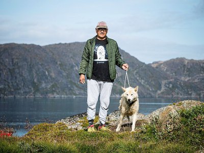 Moses Bajare, 59 ans, avec l'un de ses chiens à Kulusuk, au Groenland, le 19 août 2019 - Jonathan NACKSTRAND [AFP]