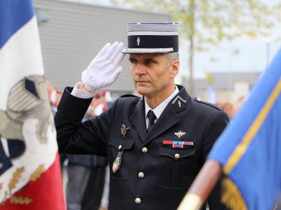 Bruno Louvet, au salut devant les équipes de la Gendarmerie. - Léa Quinio