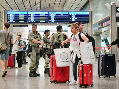 Des policiers déployés à l'aéroport de Hong Kong, le 7 septembre 2019 - Anthony WALLACE [AFP]