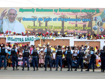 Des habitants d'Antananarivo attendent le passage du convoi du pape François, le 6 septembre 2019 lors de sa visite à Madagascar - Mamyrael [AFP]