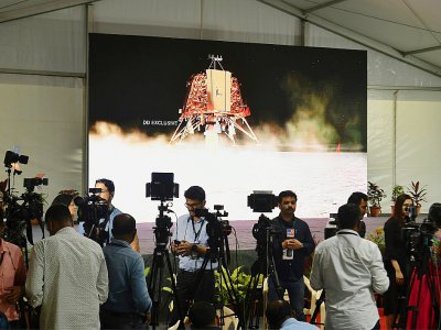Des journalistes indiens couvrent la mission Chandrayaan-2 dans les locaux de l'agence spatiale indienne (ISRO), le 6 septembre 2019 à Bangalore - Manjunath Kiran [AFP]