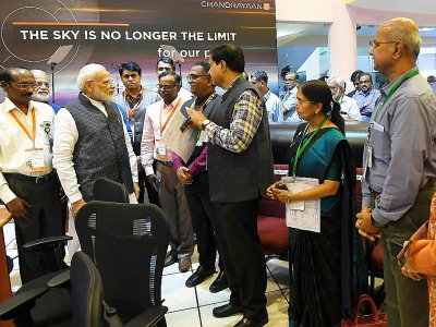 Le Premier ministre indien Narendra Modi (2e g) s'entretient avec des scientifiques de l'Agence spatiale indienne, le 7 septembre 2019 à Bangalore - Handout [PIB/AFP]