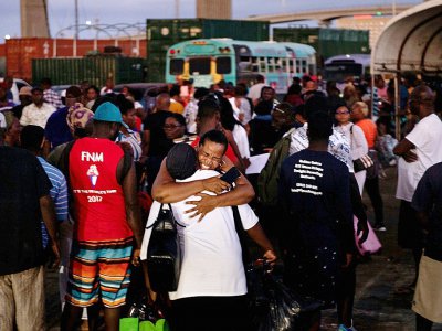 Des rescapés de l'ouragan Dorian arrivent au port de Nassau, la capitale des Bahamas, le 6 septembre 2019 - Brendan Smialowski [AFP]