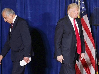 Donald Trump, alors candidat à la présidentielle, et l'actuel négociateur américain Zalmay Khalilzad en avril 2016 à Washington - CHIP SOMODEVILLA [GETTY IMAGES NORTH AMERICA/AFP/Archives]
