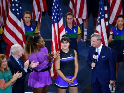 Bianca Andreescu (c) est interviewée après sa victoire à l'US Open aux côtés de Serena Williams (g), le 7 septembre 2019 à New York - Johannes EISELE [AFP]