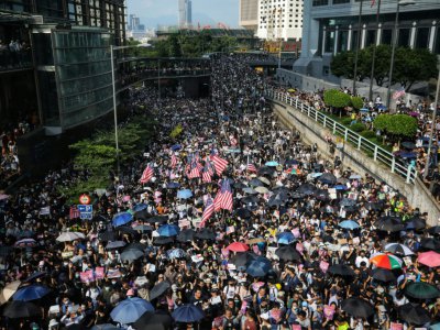 Des drapeaux américains dans la foule des manifestants pro-démocratie qui se dirigent vers le consulat américain à Hong Kong, le 8 septembre 2019 - Vivek Prakash [Afp/AFP]