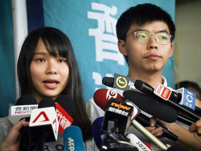 Les militants pro-démocratie de Hong Kong Joshua Wong et Agnes Chow, s'adressant à la presse après leur arrestation puis libération conditionnelle le 30 août 2019. Joshua Wong a de nouveau été arrêté le 8 septembre pour "violations des conditions de - Lillian SUWANRUMPHA [AFP]