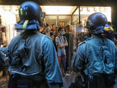 La police anti-émeute face à des manifestants dans une entrée de métro à Hong Kong, le 8 septembre 2019 - Vivek Prakash [Afp/AFP]