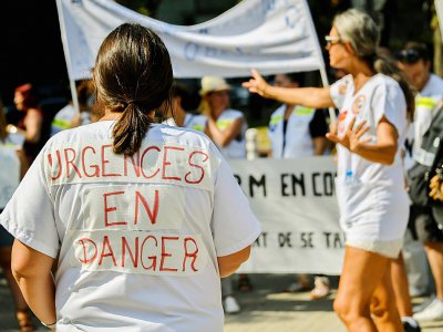 Des personnels d'un service d'urgences manifestent le 27 août 2019 devant la mairie de Lille pour dénoncer leurs conditions de travail - Philippe HUGUEN [AFP/Archives]