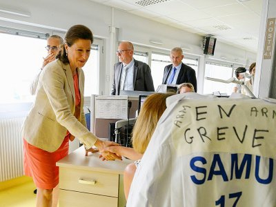 La ministre de la Santé Agnès Buzyn lors d'une visite au service des urgences du centre hospitalier de Saint-Martin-de-Ré, à La Rochelle, le 12 juillet 2019 - XAVIER LEOTY [AFP/Archives]