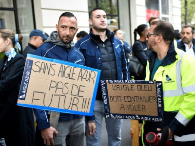 Des salariés de la compagnie aérienne Aigle Azur manifestent devant le ministère des Transports à Paris le 9 septembre 2019 - STEPHANE DE SAKUTIN [AFP]