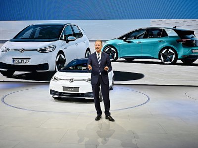 Le PDG de Volkswagen Herbert Diess présente la nouvelle voiture électrique ID.3, le 9 septembre 2019 à Francfort - Tobias SCHWARZ [AFP]