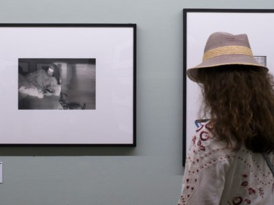 Une visiteuse à l'exposition "Sidelines" du photographe Robert Frank, durant les "Rencontres de la photographie - Arles 2018", à Arles (France), le 3 juillet 2018. - BERTRAND LANGLOIS, Bryan Thomas [AFP/Archives]