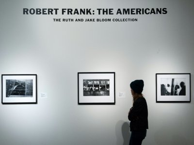 Une visiteuse regarde des images du photographe Robert Frank tirées de son livre "Les Américains", lors d'une exposition à Sotheby's à New York (Etats-Unis), le 17 décembre 2015. - Bryan Thomas [GETTY IMAGES NORTH AMERICA/AFP/Archives]
