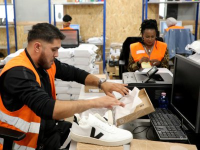 Le personnel du chantier d'insertion d'Ateliers Sans Frontières au travail à leurs bureaux, à Bonneuil-sur-Marne, le 10 septembre 2019 - ludovic MARIN [AFP]