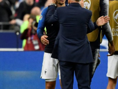 L'attaquant de la France Antoine Griezmann et son entraîneur Didier Deschamps lors de la victoire sur l'Andorre 3-0 en qualifications de l'Euro 2020 le 10 septembre 2019 - Lionel BONAVENTURE [AFP]