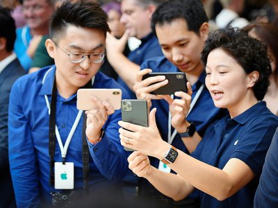Des gens essaient le nouvel iPhone 11, le 10 septembre 2019 à Cupertino, en Californie - Josh Edelson [AFP]