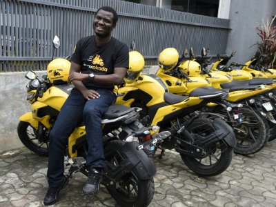 Le fondateur et patron du service de taxis-motos MaxOkada, Tayo Bamiduro, devant des motos de son entreprise, le 4 septembre 2019 à Lagos, au Nigeria - PIUS UTOMI EKPEI [AFP]