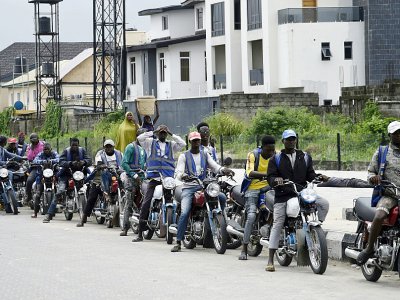 Une file de taxis-motos "okadas" attendant des clients à Lagos, le 4 septembre 2019 au Nigeria - PIUS UTOMI EKPEI [AFP]