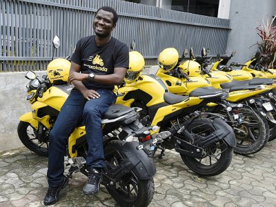 Le fondateur et patron du service de taxis-motos MaxOkada, Tayo Bamiduro, devant des motos de son entreprise, le 4 septembre 2019 à Lagos, au Nigeria - PIUS UTOMI EKPEI [AFP]