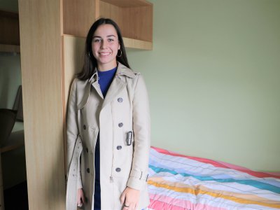 Pauline Maton, 16 ans, est l'une de ses sept jeunes cavalières à faire partie de l'académie Delaveau. La voici, dans sa chambre d'internat. - Léa Quinio