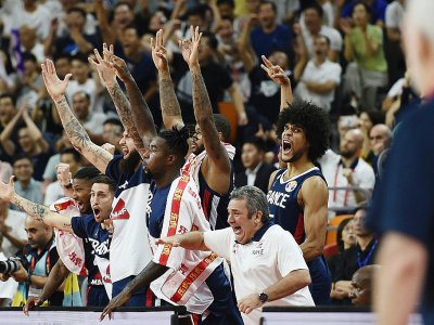 La joie des Français après un point marqué, sous le regard de l'entraîneur américain Gregg Popovich (d) lors du quart de finale des Mondiaux de basket à Dongguan le 11 septembre 2019. - Ye Aung Thu [AFP]
