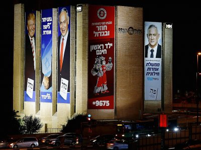 Affiches électorales montrant d'un côté le Premier ministre israélien Benjamin Netanyahu avec le président américain Donald Trump, et de l'autre le candidat de la liste Bleu-Blanc Benny Gantz, le 9 septembre 2019 à Jérusalem - AHMAD GHARABLI [AFP]