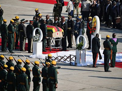 Le cercueil de l'ancien président Robert Mugabe à son arrivée à l'aéroport de Harare, le 11 septembre 2019 au Zimbabwe - Tony Karumba [AFP]