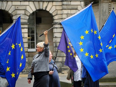 Des manifestants brandissent des drapeaux européens devant la Cour d'appel d'Edimbourg, le 3 septembre 2019 - Andy Buchanan [AFP/Archives]