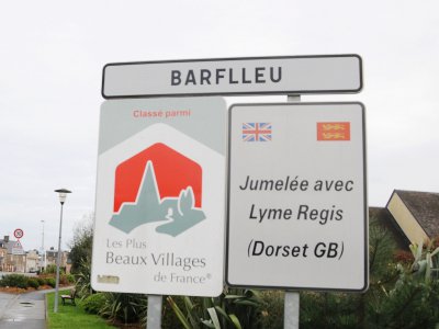 La F.A.L.E et la Région ont ajouté la traduction normande sur le panneau à l'entrée de Barfleur.  - Marie-Thérèse Lerévérend