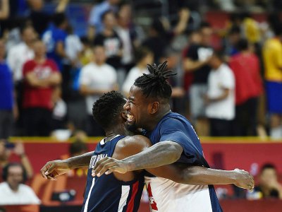 Frank Ntilikina et Mathias Lessort savourent la victoire des Bleus sur les Etats-Unis au Mondial de basketball à Dongguan, le 11 septembre 2019 - Ye Aung Thu [AFP]