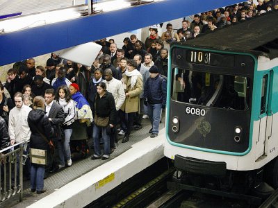 Des passagers sur le quai bondé du métro à la station Châtelet le 14 novembre 2007 à Paris, jour de grève nationale contre la réforme des régimes spéciaux de retraite - BERTRAND GUAY [AFP/Archives]