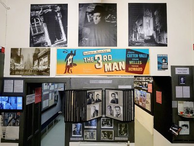 Des affiches et photos d'acteurs du film "Le Troisième homme" au musée dédié à Vienne, où avait eu lieu le tournage, le 4 septembre 2019 en Autriche - JOE KLAMAR [AFP]