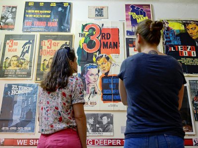 Des visiteurs du musée du "Troisième homme" devant des affiches du film, le 4 septembre 2019 à Vienne, en Autriche - JOE KLAMAR [AFP]