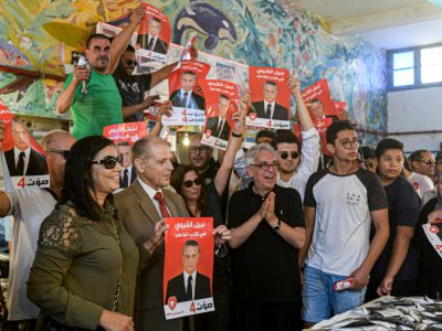 Des partisans du candidat à la présidentielle emprisonné Nabil Karoui tiennent des affiches de campagne, le 12 septembre 2019 à Bizerte, en Tunisie - FETHI BELAID [AFP]