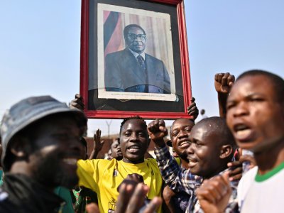 Hommage du public à l'ex-président du  Zimbabwe Robert Mugabe au stade Rufaro à Harare le 12 septembre 2019 - TONY KARUMBA [AFP]