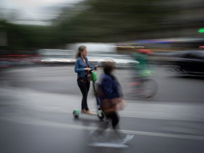 Faute de transports en commun, certaines onty choisi la trottinette - Martin BUREAU [AFP]