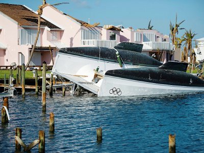 Un catamaran renversé aux Bahamas après le passage de l'ouragan Dorian, le 11 septembre 2019 - Andrew CABALLERO-REYNOLDS [AFP]