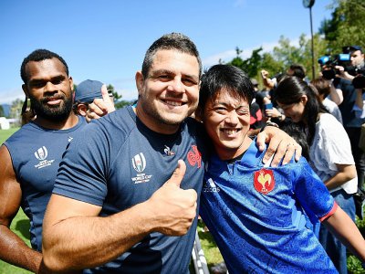 Le capitaine du XV de France Guilhem Guirado (g) pose avec un fan japonais après une séance d'entraînement, le 14 septembre 2019 à Fujiyoshida - FRANCK FIFE [AFP]