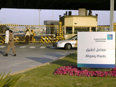 Photo d'archive montrant l'entrée de l'installation pétrolière d'Abqaiq appartenant à Aramco, dans l'est de l'Arabie saoudite, le 25 février 2006 - STRINGER [AFP/Archives]