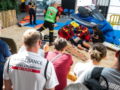 Des sauveteurs participent le 13 septembre 2019, à La Rochelle, au World Rescue Challenge, sorte d'"olympiade des pompiers" - XAVIER LEOTY [AFP]