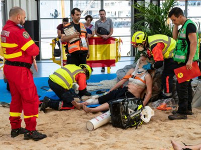 Des pompiers participent le 13 septembre 2019, à La Rochelle, au World Rescue Challenge, sorte d'"olympiade des pompiers" - XAVIER LEOTY [AFP]