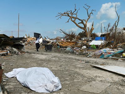 Un habitant de Marsh Harbour, aux Bahamas, récupère des débris après le passage de l'ouragan Dorian, le 10 septembre 2019 - ANDREW CABALLERO-REYNOLDS [AFP]