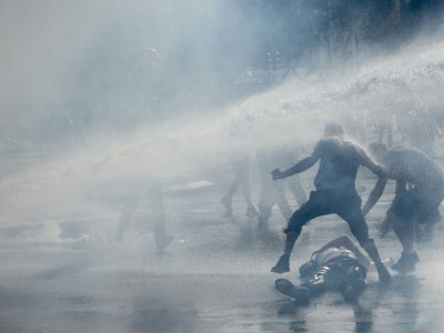 Des canons à eau de la police contre les manifestants à Nantes le 14 septembre 2019 - Sebastien SALOM-GOMIS [AFP]