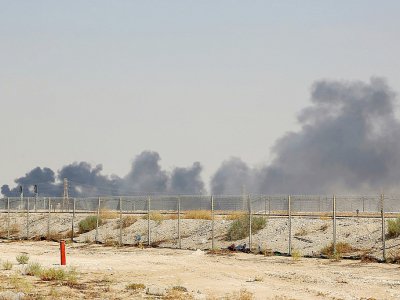 Après une attaque de drones, de la fumée s'élève au-dessus du site pétrolier d'Abqaiq du géant saoudien Aramco, à 60 km au sud-ouest de Dahran, dans l'est de l'Arabie saoudite, le 14 septembre 2019 - - [AFP]