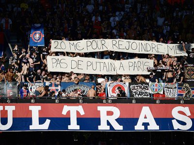Les Ultras du PSG avec des banderoles à l'intention de Neymar lors de la réception de Strasbourg le 14 septembre 2019 - Martin BUREAU [AFP]