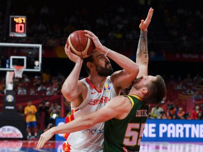 L'Espagnol Marc Gasol (g) à la lutte avec l'Australien Mitch Creek en demi-finales du Mondial de basket, le 13 septembre 2019 - Greg BAKER [AFP]