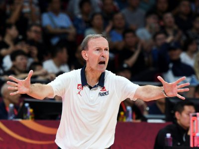 Le sélectionneur de l'équipe de France de basket Vincent Collet donne des instructions lors de la demi-finale du Mondial de basket contre l'Argentine, le 13 septembre 2019 à Pékin - Greg Baker [AFP]